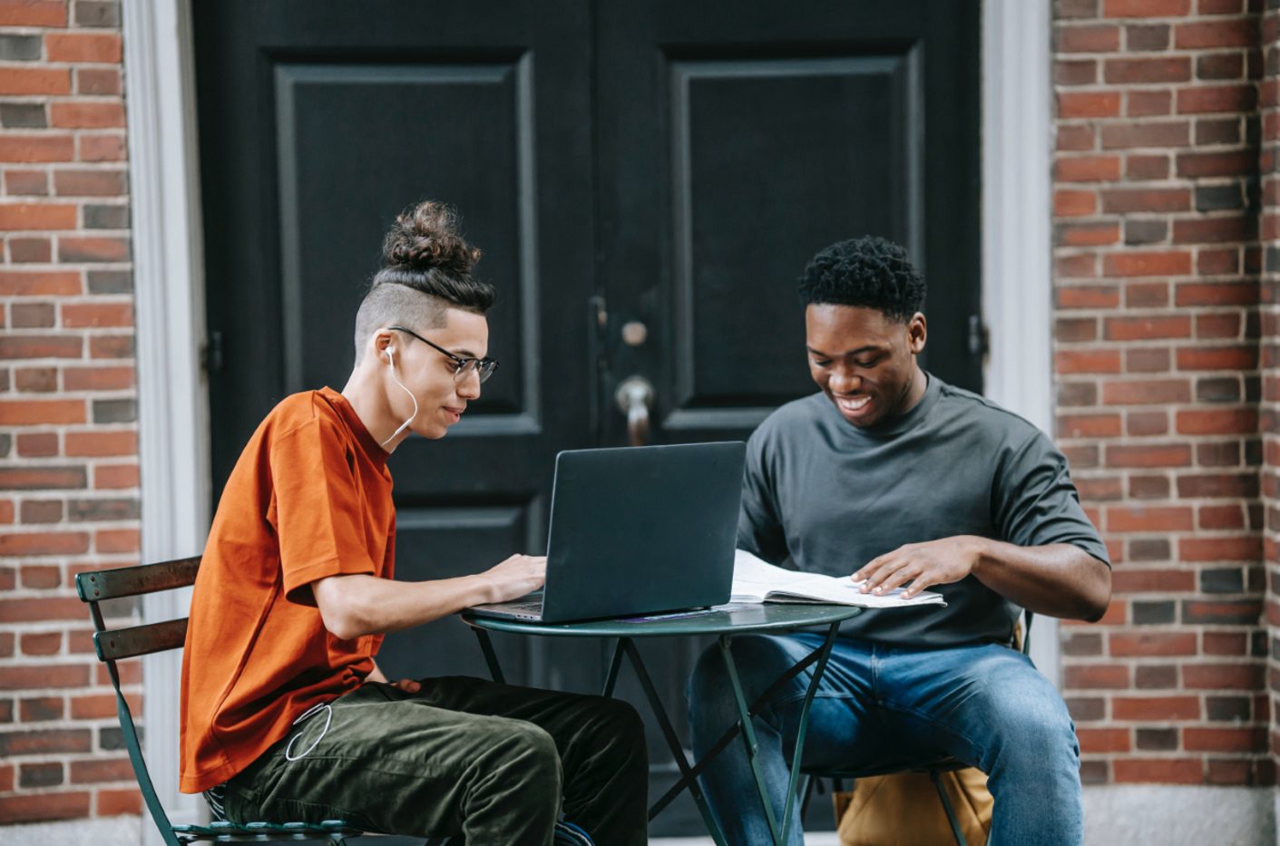 Photo of two colleagues having a positive conversation