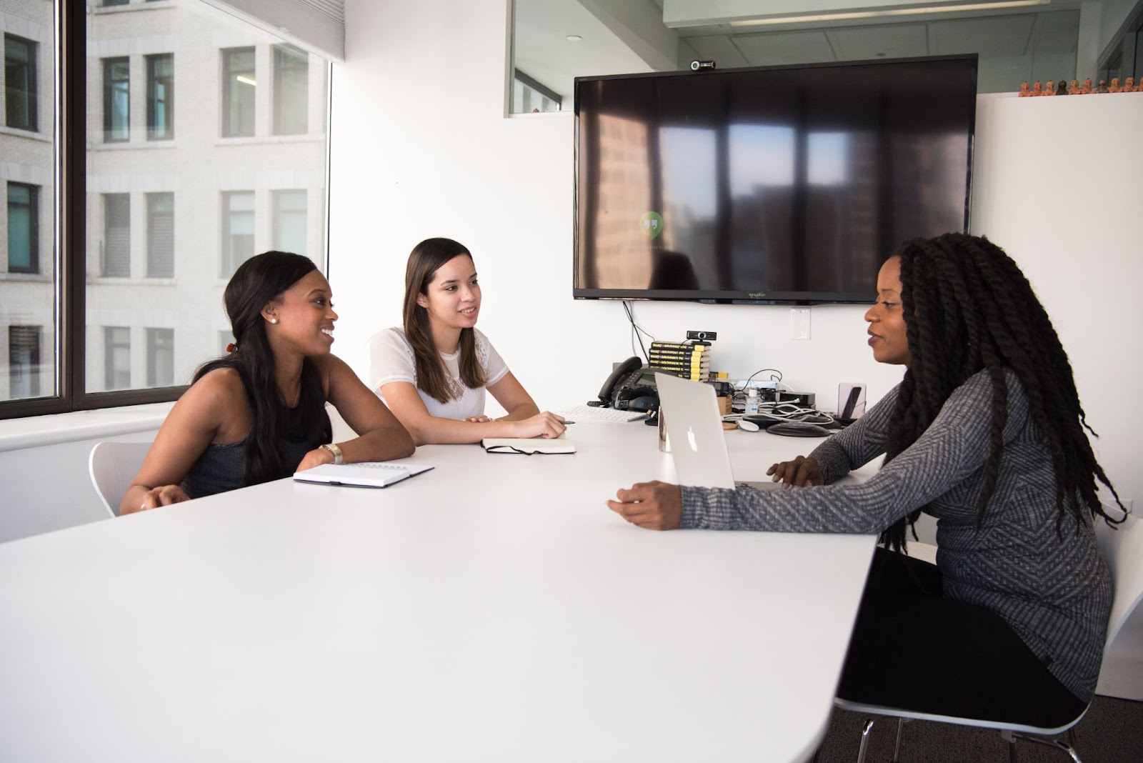 Photo a three professionals having a meeting