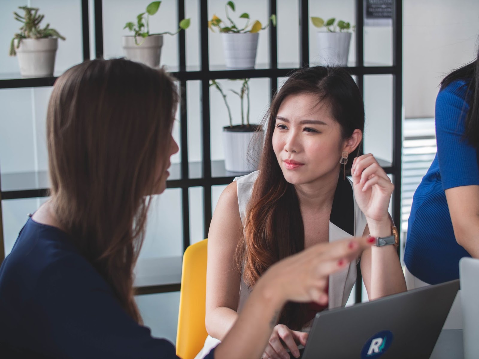 Photo of two professionals having a one-on-one meeting in an office