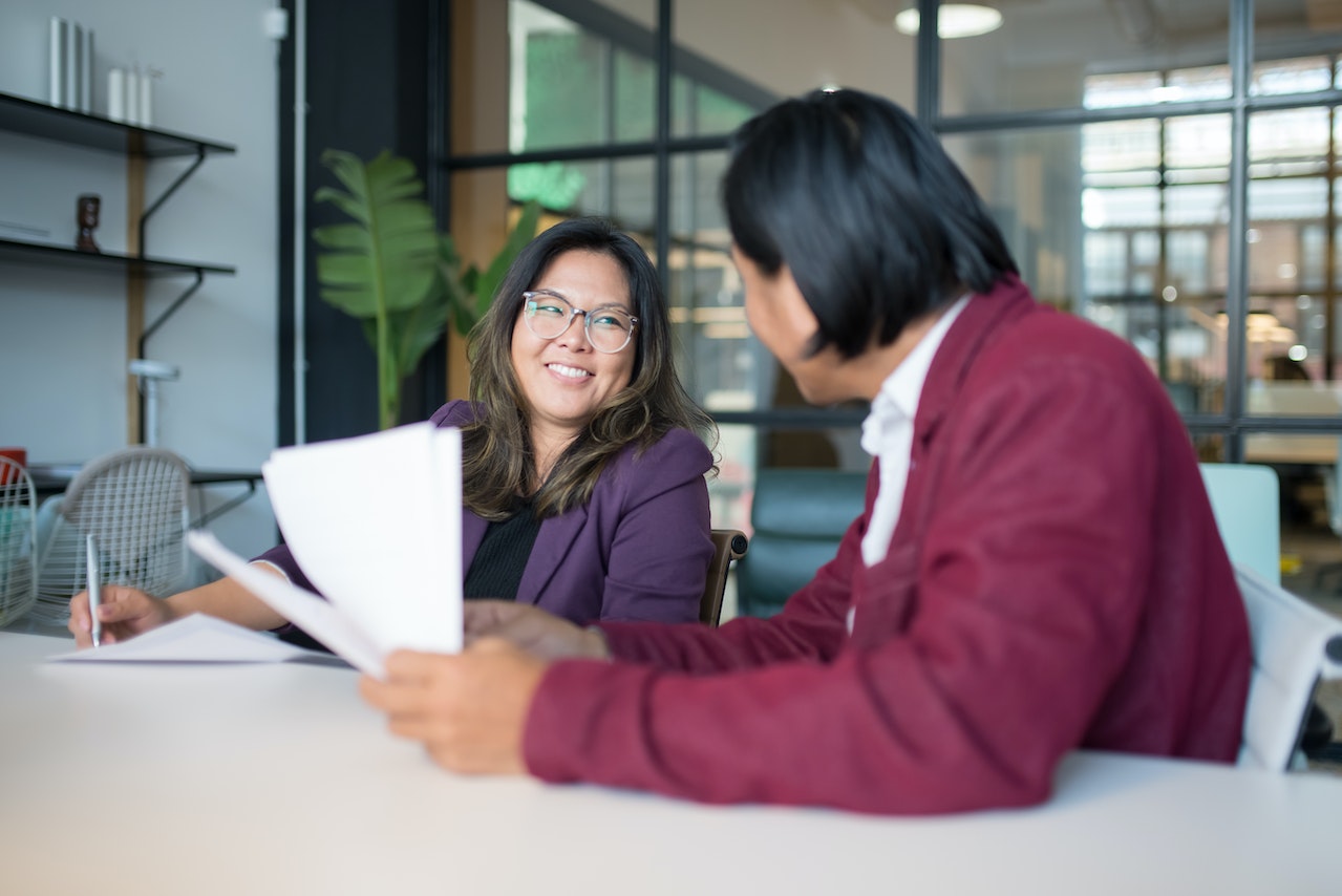 A photo of two employees in a one-on-one meeting.