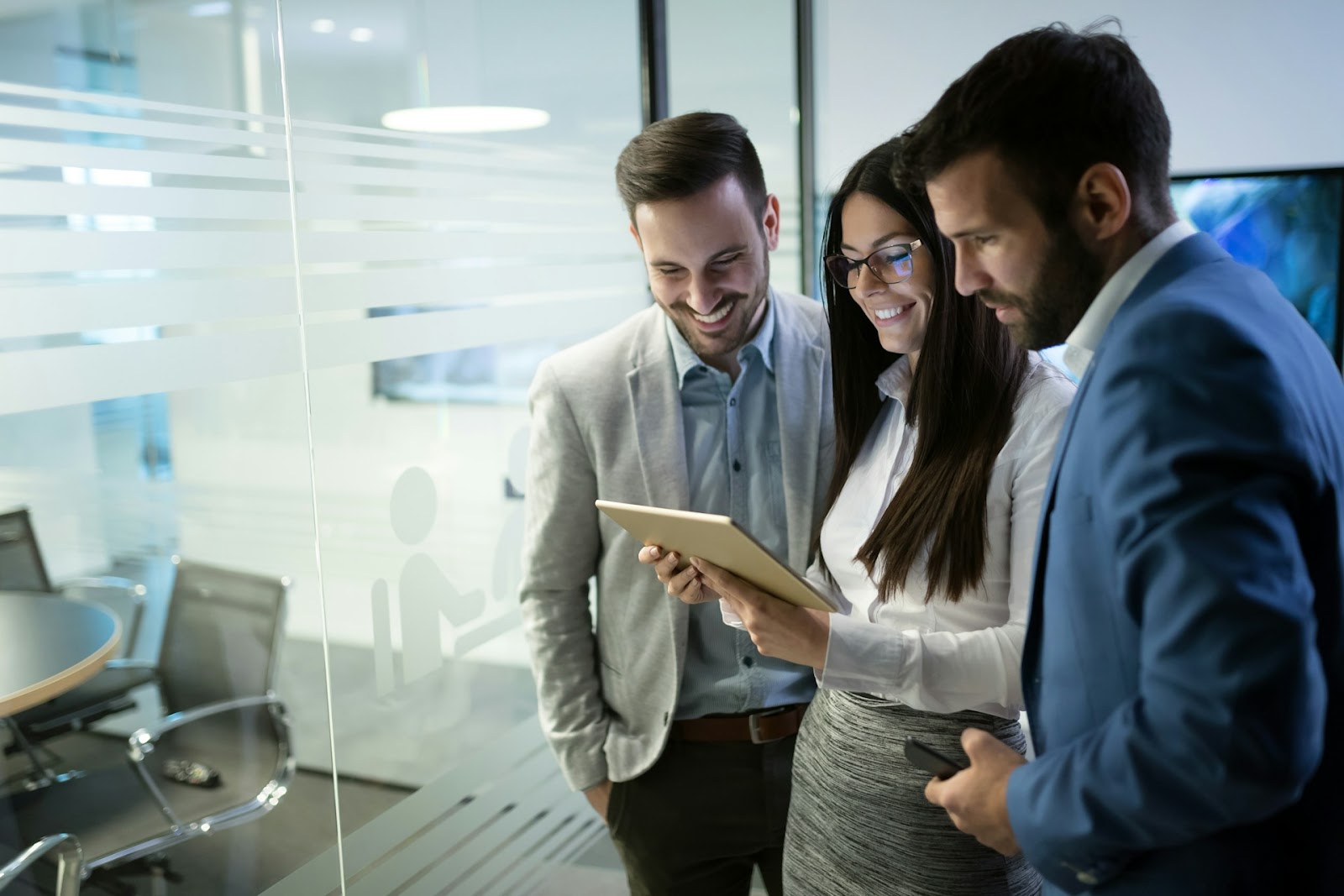 Image of a manager consulting with two employees.